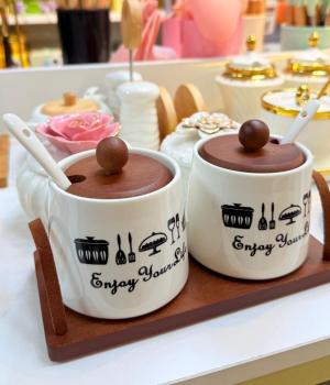 Salt and pepper pot